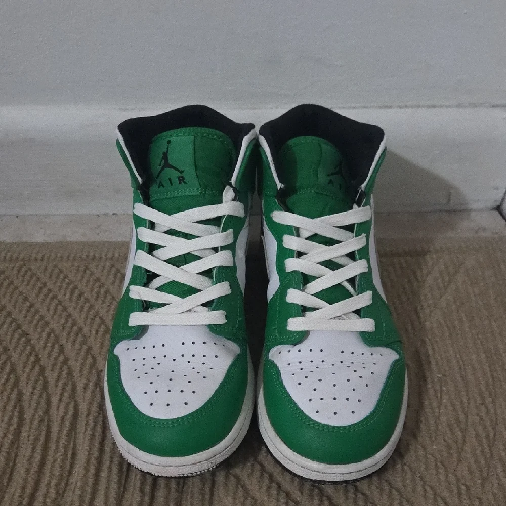 Kids Air Jordan Sneakers Size 5Y - Picture 2 of 6